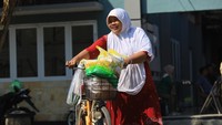 Warga membawa beras Stabilisasi Pasokan dan Harga Pangan (SPHP) yang dibeli saat Gerakan Pangan Murah (GPM) di Kelurahan Banjarmlati, Kota Kediri, Jawa Timur, Selasa (21/7/2026). Foto: ANTARA FOTO/Prasetia Fauzani