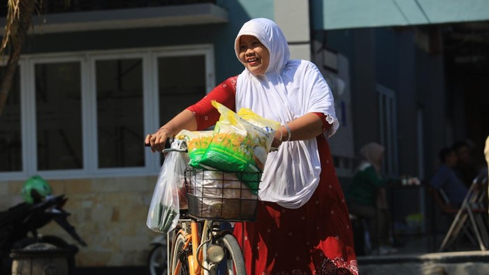 Petugas menata beras Stabilisasi Pasokan dan Harga Pangan (SPHP) saat Gerakan Pangan Murah (GPM) di Kelurahan Banjarmlati, Kota Kediri, Jawa Timur, Selasa (21/7/2026). Badan Pangan Nasional (Bapanas) menyatakan realisasi distribusi beras SPHP mencapai 678,87 ton hingga pertengahan Juli 2026 atau meningkat sekitar 274 persen dibanding periode yang sama tahun 2025 karena adanya perluasan penyaluran salah satunya melalui GPM. ANTARA FOTO/Prasetia Fauzani/YU