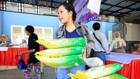Warga membawa beras Stabilisasi Pasokan dan Harga Pangan (SPHP) yang dibeli saat Gerakan Pangan Murah (GPM) di Kelurahan Banjarmlati, Kota Kediri, Jawa Timur, Selasa (21/7/2026). Beras SPHP dijual sesuai dengan HET, yaitu Rp12.500 per kilogram untuk zona 1 (Jawa, Lampung, Sumatra Selatan, Bali, NTB, Sulawesi); Rp13.100 per kilogram untuk zona 2 (Sumatra selain Lampung dan Sumsel, NTT, Kalimantan); dan Rp13.500 per kilogram untuk zona 3 (Maluku, Papua).  Foto: ANTARA FOTO/Prasetia Fauzani 
