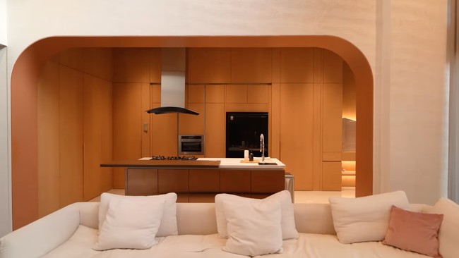 Di dekat living room terdapat area kitchen atau dapur. Pevita mengungkapkan bahwa interior di dalam rumahnya itu menjadi bagian yang pengerjaannya cukup lama. Panel-panel kayu di rumahnya itu bahkan baru ada sejak 1 tahun terakhir. Foto: YouTube/Pevita Pearce