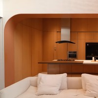 Di dekat living room terdapat area kitchen atau dapur. Pevita mengungkapkan bahwa interior di dalam rumahnya itu menjadi bagian yang pengerjaannya cukup lama. Panel-panel kayu di rumahnya itu bahkan baru ada sejak 1 tahun terakhir. Foto: YouTube/Pevita Pearce