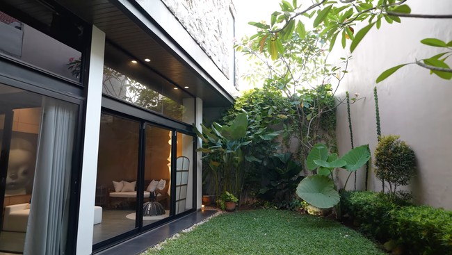Berkonsep open space, rumah Pevita tampak nyaman dan sejuk dengan tanaman hijau. Memang dari awal intention aku ngebangun rumah ini dari nol itu aku mau punya space yang bisa nge-host banyak orang, dan juga bisa membuat banyak orang bahagia, makanya namanya itu Lovenest, terang Pevita. Foto: YouTube/Pevita Pearce