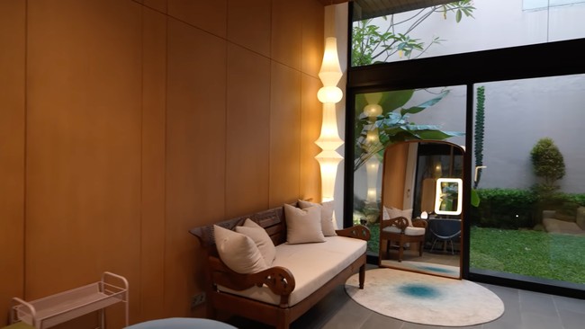 Sebelumnya jadi ruangan untuk gym, kini Pevita memilih mengubahnya dan menjadikannya sebagai glam room. Ruangan tersebut menjadi tempatnya untuk bersiap-siap atau berdandan sebelum ke luar rumah. Foto: YouTube/Pevita Pearce