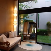 Sebelumnya jadi ruangan untuk gym, kini Pevita memilih mengubahnya dan menjadikannya sebagai glam room. Ruangan tersebut menjadi tempatnya untuk bersiap-siap atau berdandan sebelum ke luar rumah. Foto: YouTube/Pevita Pearce