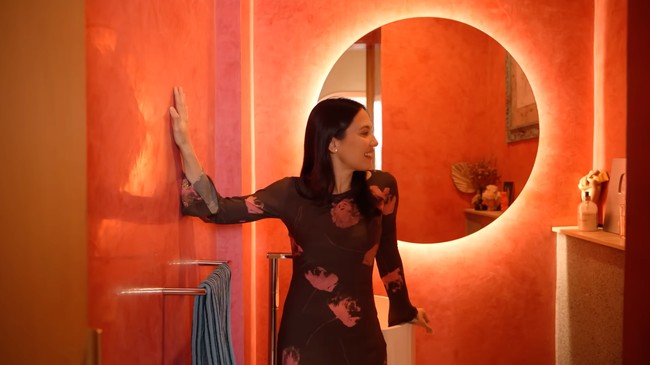 Sebagai pecinta warna pink, Pevita juga memiliki rruangan yang disebutnya paling pink di dalam rumahnya. ruangan powder room tersebut tampak minimalis dengan cat tembok berwarna pink berpadu lampu kuning yang menciptakan suasana hangat. Foto: YouTube/Pevita Pearce