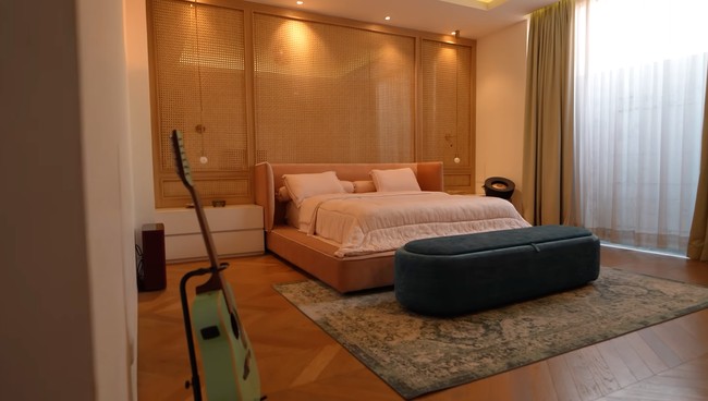 Kamar tidur utama yang menjadi tempat Pevita beristirahat. Kamar tidur ini merupakan ruangan yang pertama kali rampung. Terlihat kamar tiddur tersebut didominasi oleh warna coklat. Sedikit perpaduan warna pink dan biru mempermanis ruangan dan membuatnya lebih hidup. Foto: YouTube/Pevita Pearce