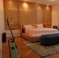 Kamar tidur utama yang menjadi tempat Pevita beristirahat. Kamar tidur ini merupakan ruangan yang pertama kali rampung. Terlihat kamar tiddur tersebut didominasi oleh warna coklat. Sedikit perpaduan warna pink dan biru mempermanis ruangan dan membuatnya lebih hidup. Foto: YouTube/Pevita Pearce