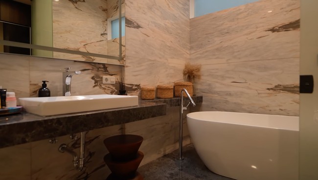 Kamar mandinya dilengkapi dengan bathtub. Sesuai dengan konsep rumah, kamar mandi tersebut juga dilengkapi sky light untuk pencahayaan yang alami. Foto: YouTube/Pevita Pearce