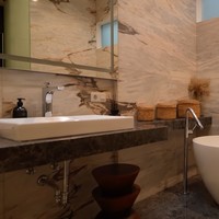 Kamar mandinya dilengkapi dengan bathtub. Sesuai dengan konsep rumah, kamar mandi tersebut juga dilengkapi sky light untuk pencahayaan yang alami. Foto: YouTube/Pevita Pearce