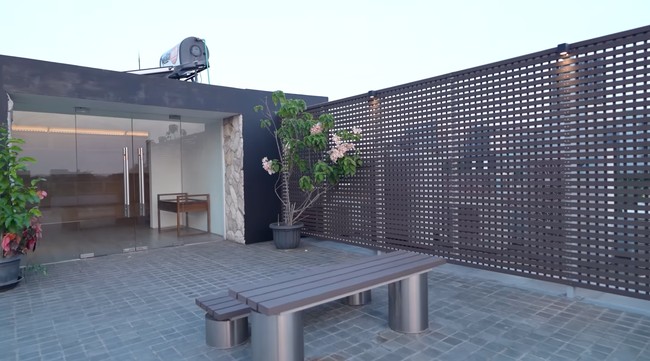 Di lantai 3 rumah terdapat area outdoor untuk bersantai. Pevita sendiri menjelaskan bahwa sebenarnya ia sudah membeli tanah yang kini menjadi lokasi rumahnya sejak tahun 2013. Namun rumahnya tersebut baru rampung di tahun 2019. Foto: YouTube/Pevita Pearce