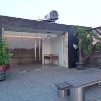 Di lantai 3 rumah terdapat area outdoor untuk bersantai. Pevita sendiri menjelaskan bahwa sebenarnya ia sudah membeli tanah yang kini menjadi lokasi rumahnya sejak tahun 2013. Namun rumahnya tersebut baru rampung di tahun 2019. Foto: YouTube/Pevita Pearce