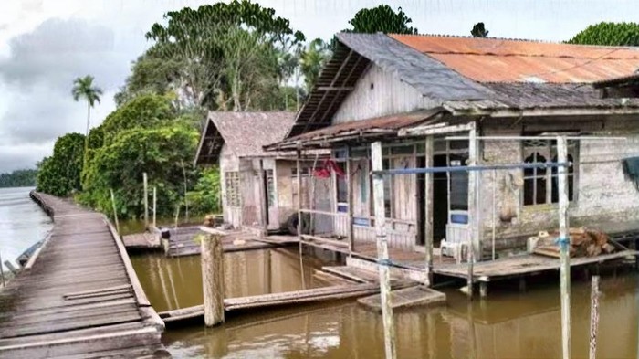 Rumah-rumah di bantaran Sungai Arut, Pangkalan Bun. (Sigit Pamungkas)