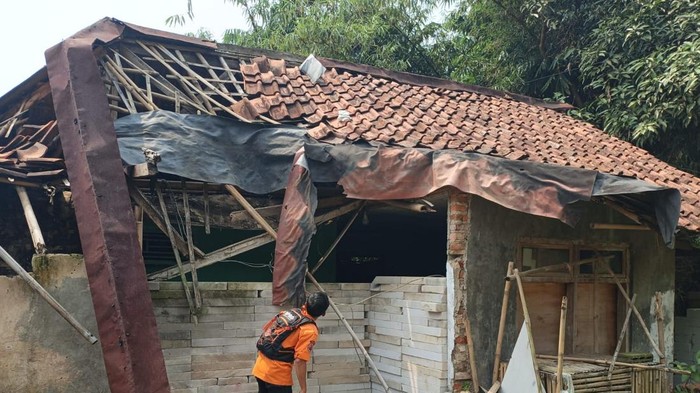 Rumah rusak akibat angin kencang di Bogor. (Dok. BPBD Bogor)