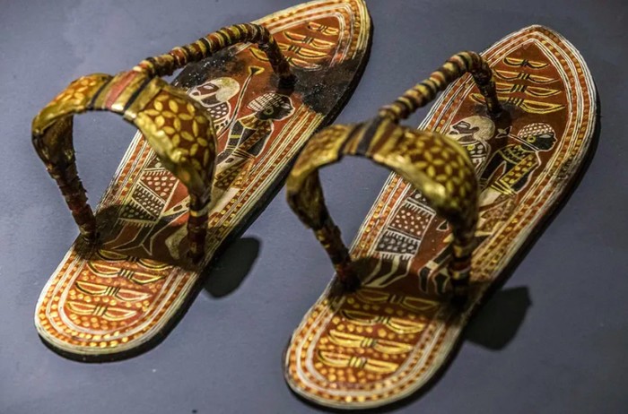 Sepasang sandal yang menggambarkan musuh-musuh Raja Tutankhamun ditemukan di makamnya.