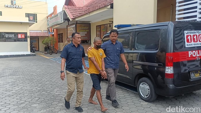 Satu dari 5 tersangka pelemparan bondet saat sekelompok pemuda sedang sepak bola jalanan di Probolinggo.