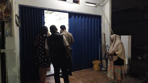 Seorang wanita terkunci dalam daycare di Tangerang Selatan, Banten. Korban dikunci pihak yang belum diketahui identitasnya. Korban dievakuasi polisi dan damkar. (dok Ist)