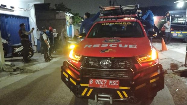 Seorang wanita terkunci dalam daycare di Tangerang Selatan, Banten. Korban dikunci pihak yang belum diketahui identitasnya. Korban dievakuasi polisi dan damkar. (dok Ist)