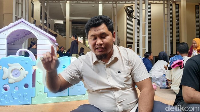 Pengacara dua pegawai SPBU saat memberikan keterangan di PN Denpasar, Selasa (21/7/2026).