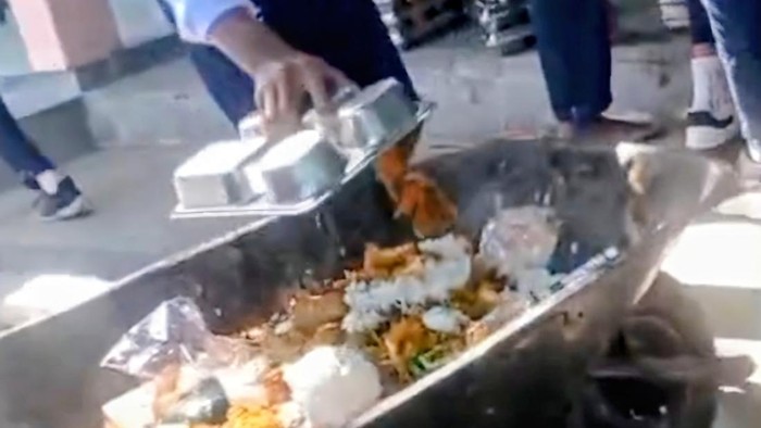 Siswa membuang nasi MBG