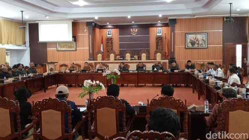 Sopir logistik mengadu ke DPRD Jembrana, Selasa (21/7/2026).