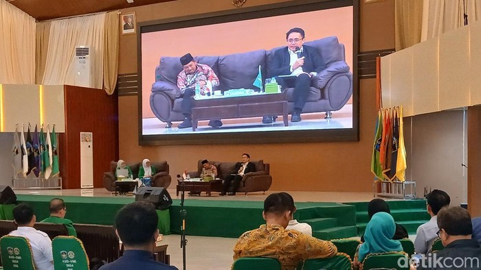 Sosialisasi Kebijakan Riset di UMI Makassar yand dihadiri Direktur Jenderal Riset dan Pengembangan Kemdiktisaintek M Fauzan Adziman sebagai pembicara.