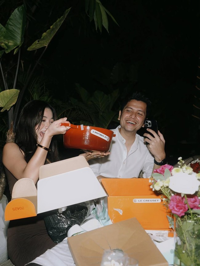 Spesial! Glenca Chysara Dapat Kado Panci Mahal dari Suami saat Ultah ke-31