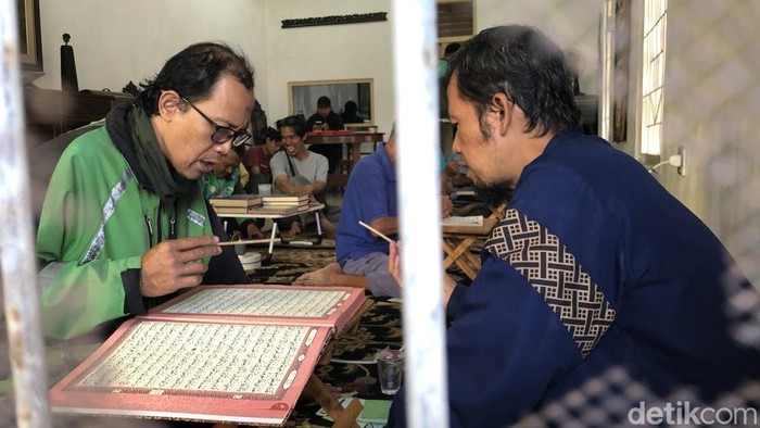 Suasana Majelis Ojol Mengaji (Momen) di Rumah Quran Bausasran Jogja, Rabu (15/7/2026).