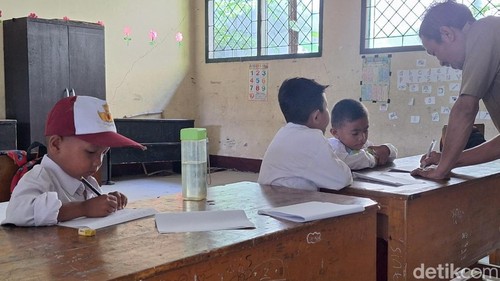 Suasana siswa SDN 36 Ampenan Mataram yang kini di-merger ke SDN 20 Ampenan. (Foto: Nathea Citra/detikBali)
