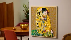 Tampilan Lukisan Ikonik The Kiss Gustav Klimt Jadi LEGO