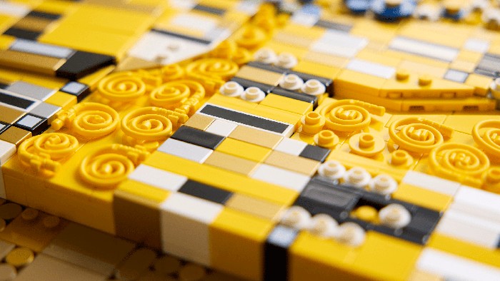 Tampilan Lukisan Ikonik The Kiss Gustav Klimt Jadi LEGO