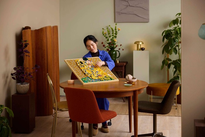 Tampilan Lukisan Ikonik The Kiss Gustav Klimt Jadi LEGO