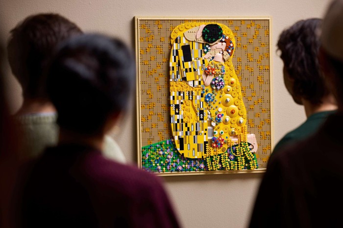 Tampilan Lukisan Ikonik The Kiss Gustav Klimt Jadi LEGO