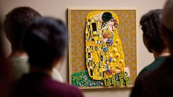 Tampilan Lukisan Ikonik The Kiss Gustav Klimt Jadi LEGO