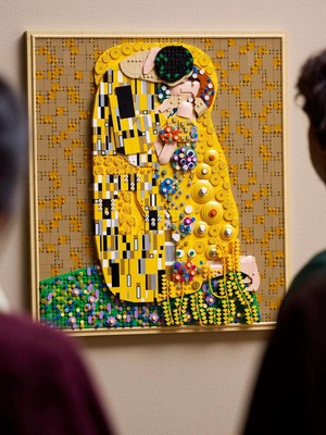 Tampilan Lukisan Ikonik The Kiss Gustav Klimt Jadi LEGO