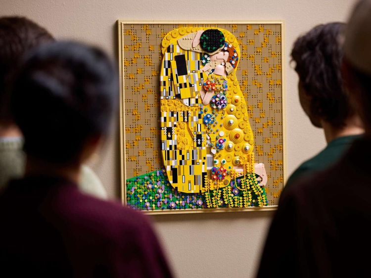 Tampilan Lukisan Ikonik The Kiss Gustav Klimt Jadi LEGO