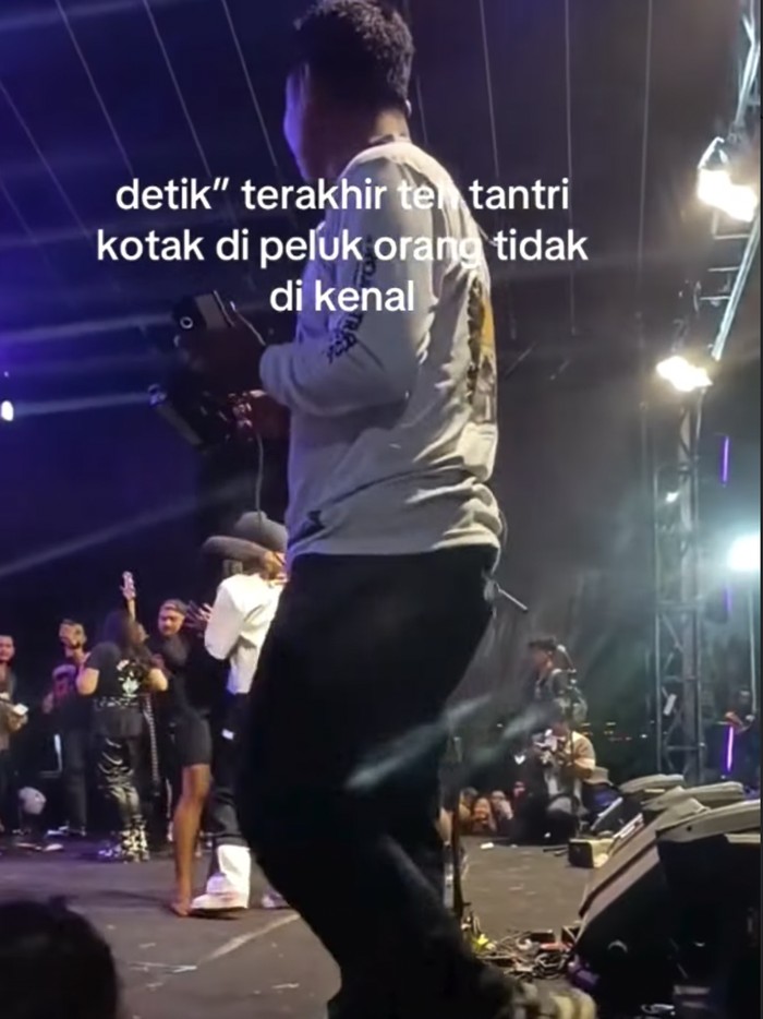 Tantri Kotak dipeluk orang tak dikenal usai konser