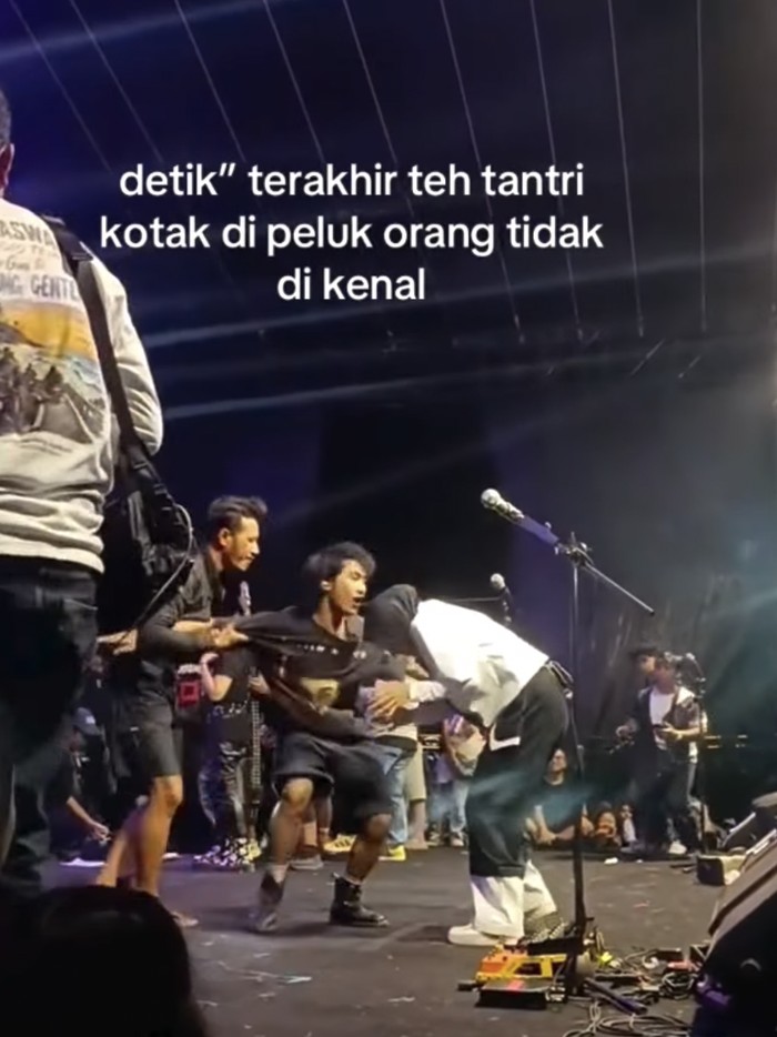 Tantri Kotak dipeluk orang tak dikenal usai konser