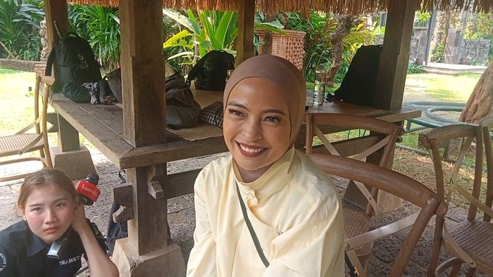 Tantri Kotak terkejut saat dipeluk penonton tak dikenal di panggung. Insiden ini membuatnya merasa trauma dan menekankan pentingnya keamanan saat tampil.