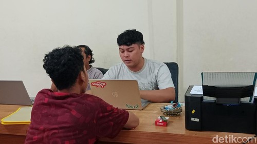Terduga pelaku perampokan Indomaret dan Alfamart di Aikmel Lombok Timur, NTB, ketika diperiksa oleh pihak Kepolisian. Selasa (21/7/2026) foto (Sanusi Ardi W/detikBali)
