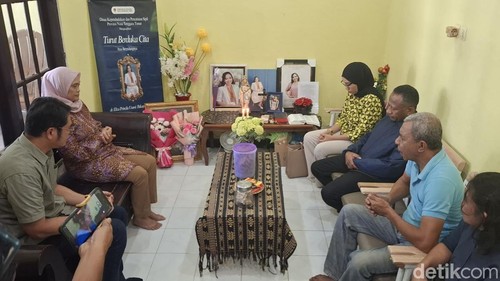 Tim LPSK saat mendatangi rumah Dokter Icha di Perumahan RSS Baumata, Kabupaten Kupang, NTT, Selasa (21/7/2026). (Foto: Yufengki Bria/detikBali)