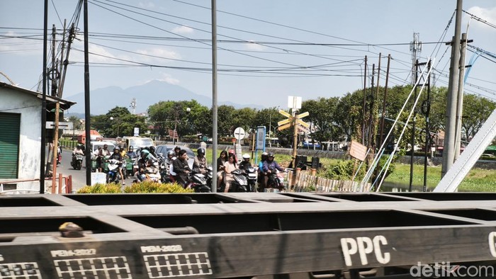 TKP laka maut motor vs kereta api di Kokrosono Semarang. 
Foto diambil Selasa (21/7/2026).