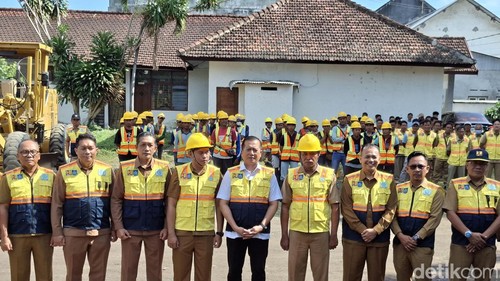 Gubernur NTB Lalu Muhamad Iqbal terjunkan 80 petugas TRC untuk melakukan perbaikan jalan rusak di Sumbawa dan Lombok, Selasa (21/7/2026). (Foto: Ahmad Viqi/detikBali).