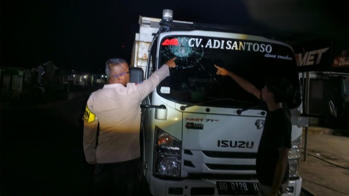 Truk di Bengkulu mengalami pecah kaca setelah dilempar batu oleh pemotor