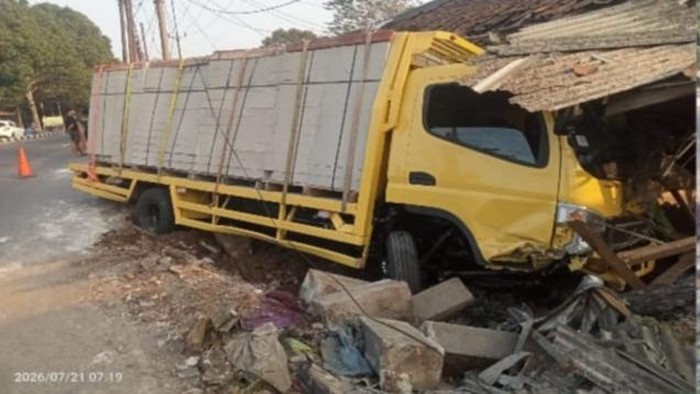Truk tabrak rumah warga di Bogor