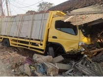 Truk Seruduk Rumah Warga di Bogor hingga Rusak