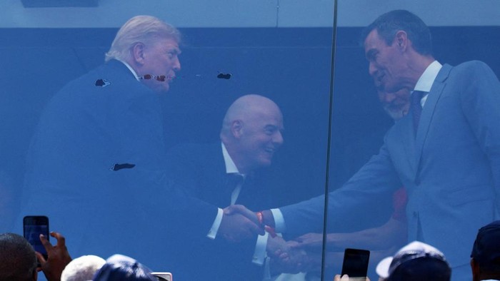 Trump berjabat tangan dengan PM Spanyol Pedro Sanchez saat menghadiri final Piala Dunia 2026 di MetLife Stadium, New Jersey pada Minggu (19/7) waktu setempat (REUTERS/Kai Pfaffenbach)