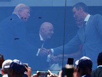 Momen Trump Jabat Tangan PM Spanyol di Final Piala Dunia
