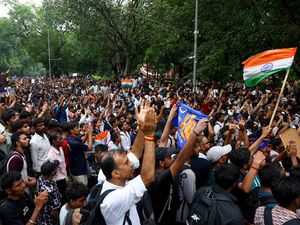 Aksi Partai Kecoak Turun ke Jalan Tuntut Menteri India Mundur
