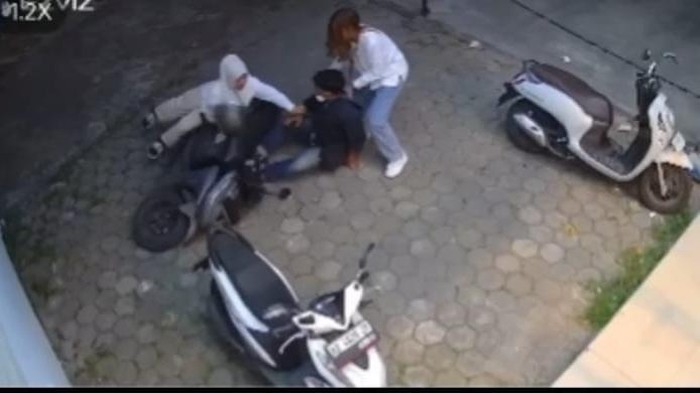 Tangkapan layar memperlihatkan aksi 2 perempuan yang menggagalkan seorang pria usai tepergok mencuri 2 iPhone di Temanggung, Senin (20/7/2026) malam.