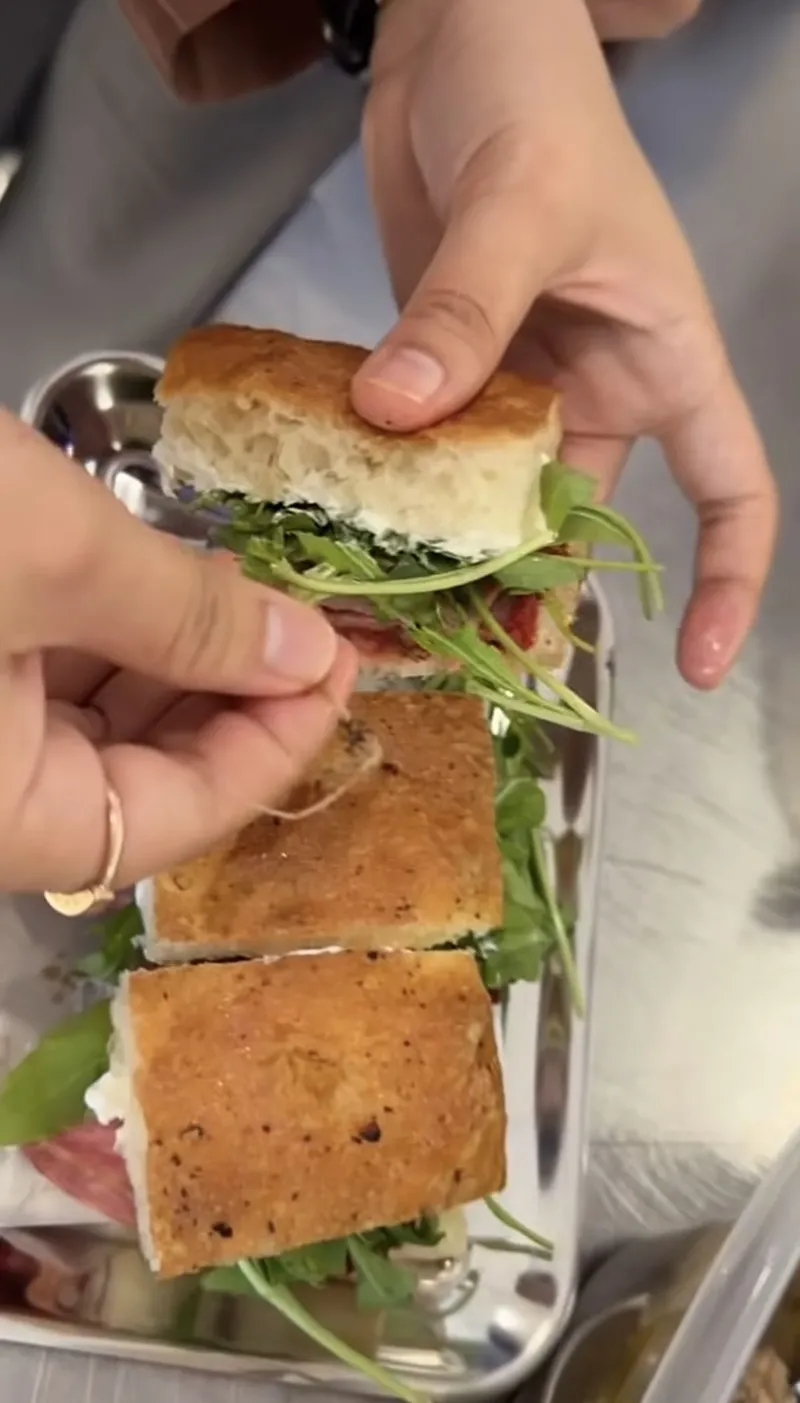 Beli Sandwich Rp 77 Ribu, Wanita Ini Dapat 'Bonus' Akar Tanaman dan Tanah